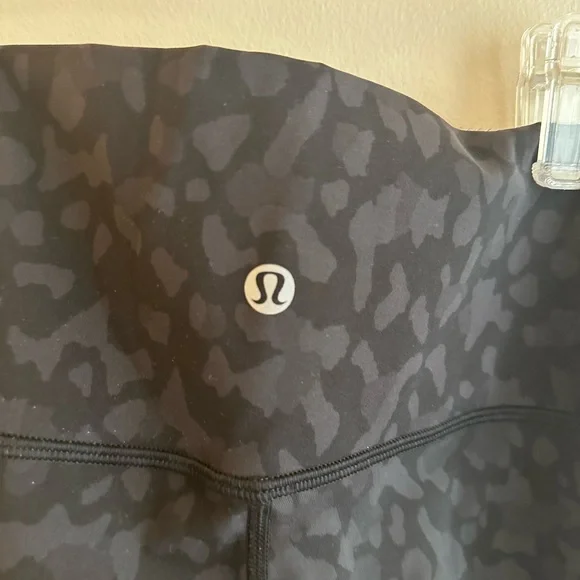 Lululemon Athletica Women’s Black Patterned Leggings - Picture 4 of 5